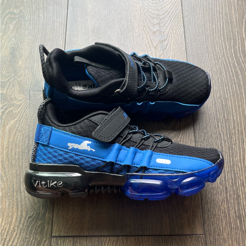 NWOT Vitike Sneakers